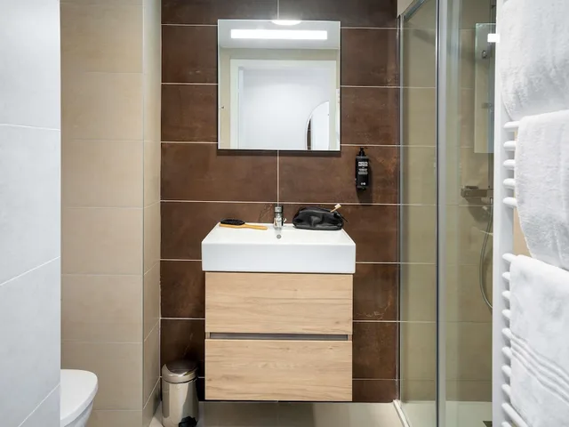 غرفة كومفورت بسريرين منفصلين بشرفة، ibis Styles Cabries Aix-en-Provence TGV 8/10