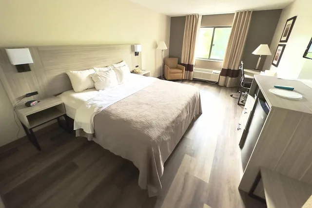 غرفة قياسية بسرير كينج، Quality Inn East Liverpool - Calcutta 8/10
