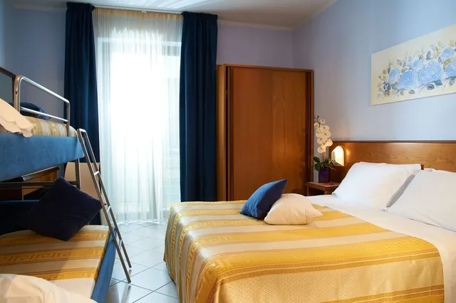 غرفة رباعية بشرفة بإطلالة جزئية على البحر، Hotel Sirio 1/3