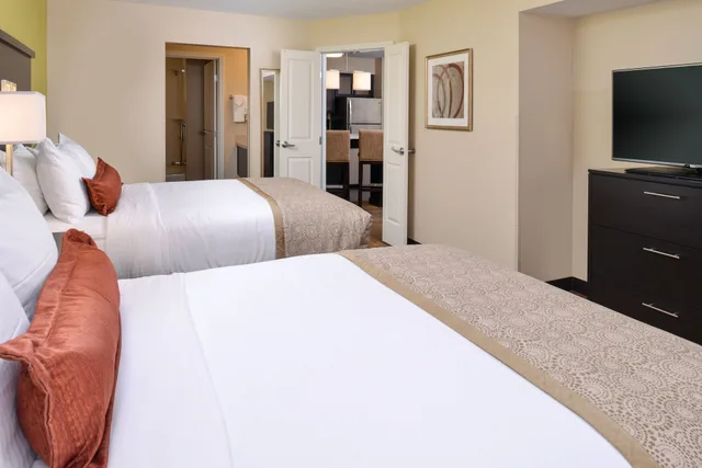 جناح بسرير كينج وسريرين كوين بغرفتي نوم بمطبخ، Staybridge Suites Merrillville 3/6