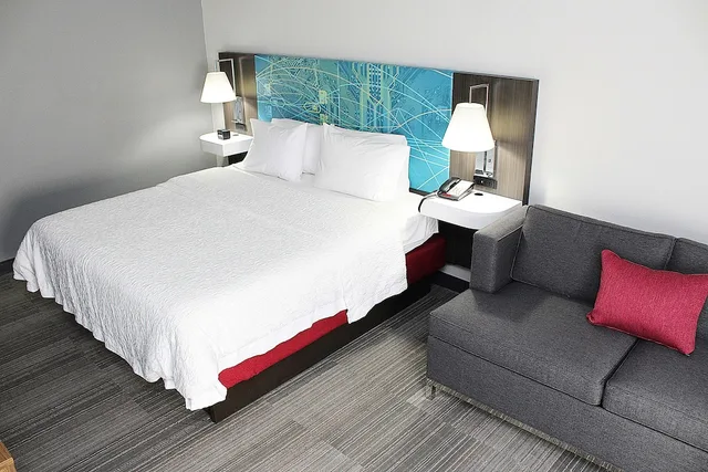 غرفة بسرير كينج مع أريكة، Hampton Inn Richmond 4/7