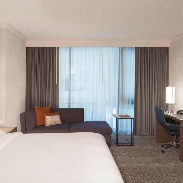 غرفة بسرير كينج بحوض استحمام لذوي الإعاقة، Dallas Marriott Downtown 1/10