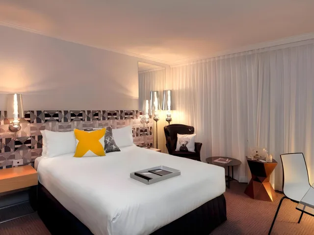 غرفة بسرير مزدوج، QT Canberra 1/2