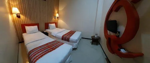غرفة قياسية بسريرين منفصلين للمدخنين، Queen City Hotel 2/3