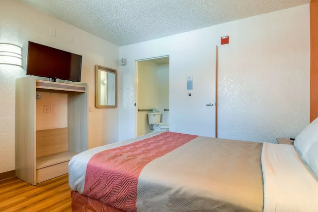 غرفة قياسية بسرير مزدوج، Motel6 Rowland Heights, CA - Los Angeles - Pomona 6/10