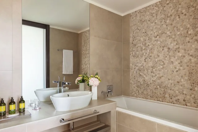 غرفة عائلية بسرير كينج بإطلالة على البحيرة مع أريكة، Hotel Ermitage Evian Resort 3/3