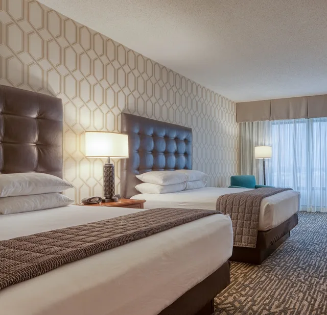 غرفة بسريرين كوين مع أريكة في طابق مرتفع، Drury Plaza Hotel St Louis Chesterfield 4/7