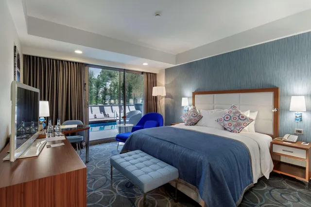 غرفة ديلوكس بسرير مزدوج، Doubletree By Hilton Kusadasi 2/4