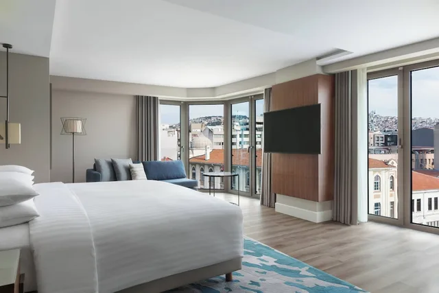جناح تنفيذي ركني بسرير مزدوج بإطلالة جزئية على البحر، Izmir Marriott 4/5