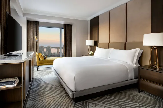 غرفة ديلوكس بسرير كينج، Ritz Carlton Toronto Hotel 6/10