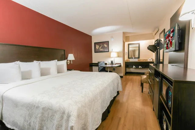 غرفة سوبيريور بسرير كينج، Red Roof PLUS Boston - Framingham 1/4
