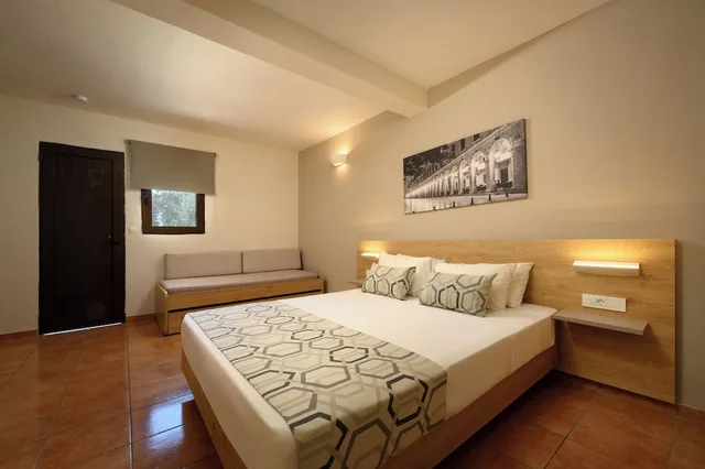 بنغل بسريرين منفصلين بإطلالة على الحديقة مع أريكة، Sunshine Corfu Hotel & Spa 1/6