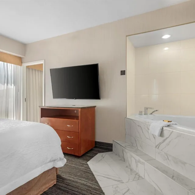 جناح بسرير كوين بجاكوزي، Best Western Plus Suites Downtown 6/10