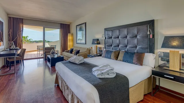 غرفة ديلوكس بسرير كينج بإطلالة على البحر، Senator Banus Spa Hotel 2/8