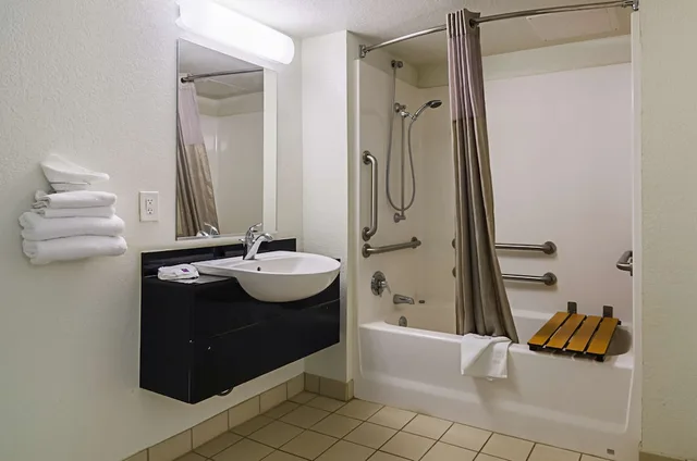 غرفة قياسية بسرير كوين لذوي الإعاقة، Motel6 Barstow, CA 7/10