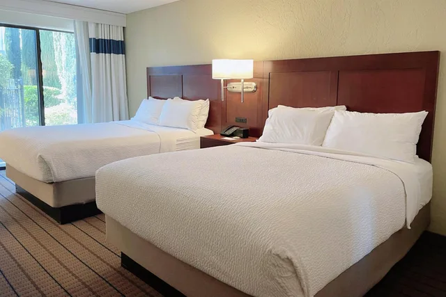 غرفة ديلوكس بسريرين كوين بشرفة، Four Points by Sheraton San Rafael Marin County 1/4