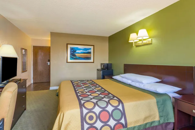 غرفة بسرير كينج، Super 8 by Wyndham Goodyear/Phoenix Area 1/1