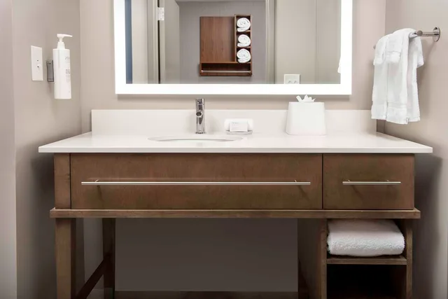 جناح بسريرين كوين بحوض استحمام لذوي الإعاقة، Homewood Suites by Hilton Greenville NC 4/4