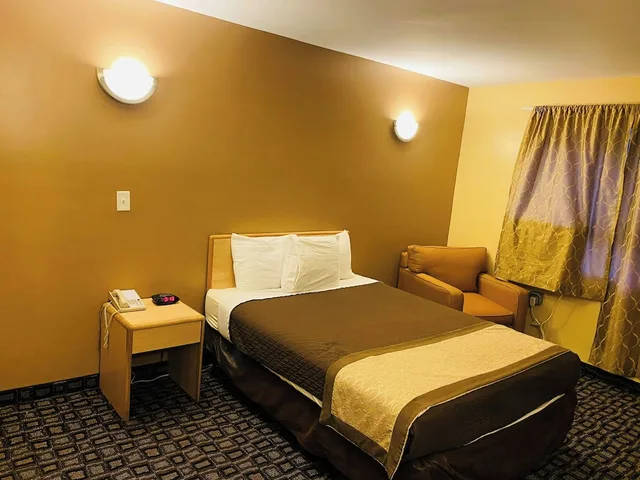 Room, Queen Bed, M Star Hotel Mansfield 2/8