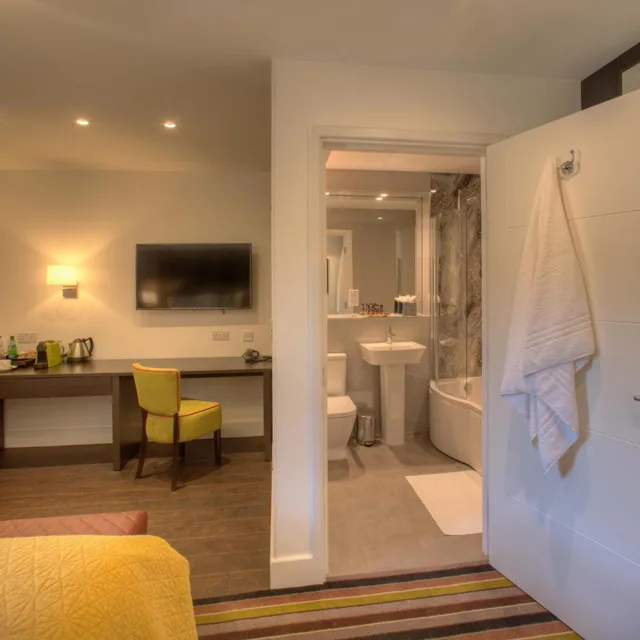 غرفة بسريرين منفصلين بحوض استحمام، Denbies Farmhouse Accommodation 2/4
