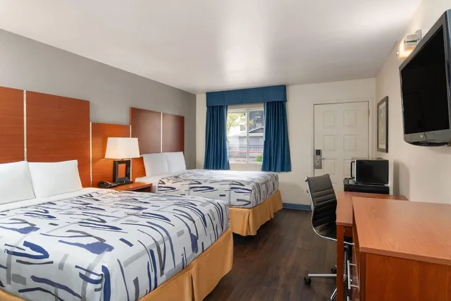 غرفة بسريرين كوين للمدخنين، Travelodge by Wyndham Albuquerque West 2/6