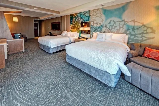 جناح جونيور بسريرين كوين مع أريكة، COURTYARD WESTBURY LONG ISLAND 1/4