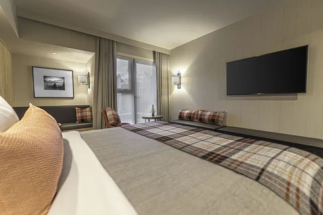 Junior, Studio, King Bed, Balcony, Peaks Hotel & Suites 6/10