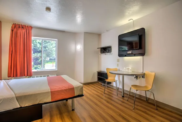 غرفة قياسية بسرير كوين، Motel6 Bozeman, MT 5/7