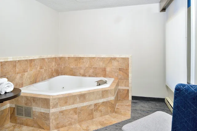جناح بسرير كينج بحوض جاكوزي، Holiday Inn Express Lewisburg/New Columbia 9/10