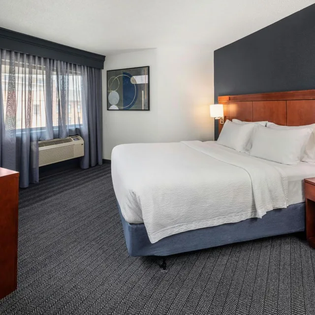 غرفة كبيرة بسرير كينج مع أريكة لذوي الإعاقة، Courtyard By Marriott La Crosse 1/5