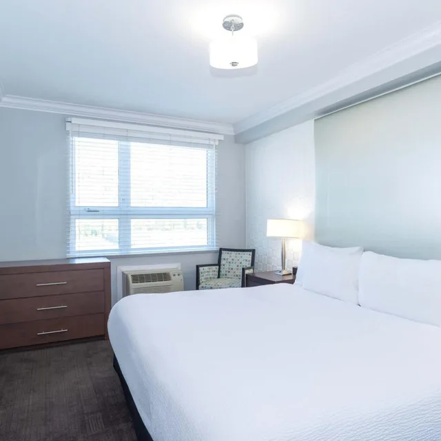 Tower, Suite, King Bed, with View, Balcony, Kitchenette، Sandman Hotel Kelowna 1/4