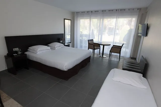 Room, Triple, 1 King and 1 Single Beds, Domaine de La Petite Isle 1/6