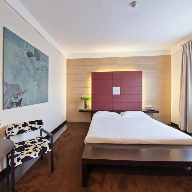 جناح جونيور، Inverigo Hotel 2/10
