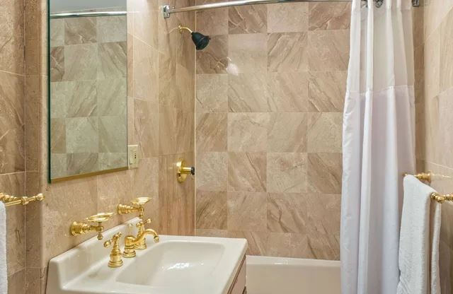 غرفة قياسية بسرير كينج، Robert Treat Hotel 5/5