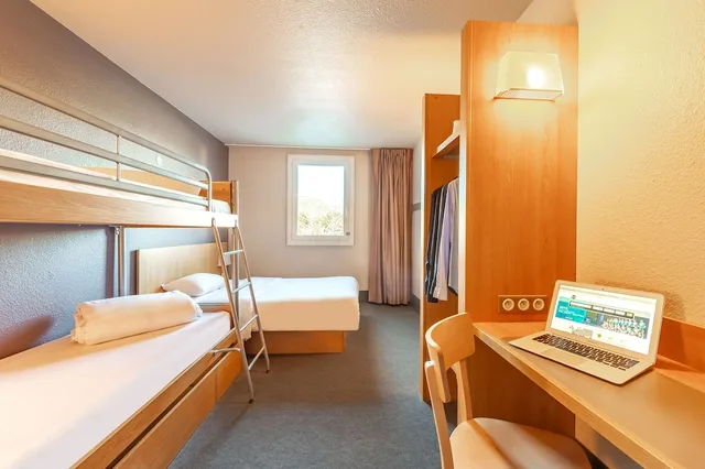 غرفة رباعية بسرير مزدوج وسريرين منفصلين، B&B Hotel Toulon Ollioules 4/9
