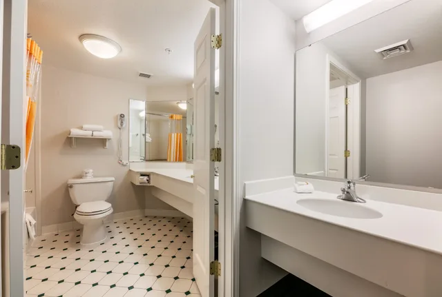 غرفة بسريرين مزدوجين لغير المدخنين، La Quinta Inn & Suites by Wyndham Houston Bush IAH South 8/10
