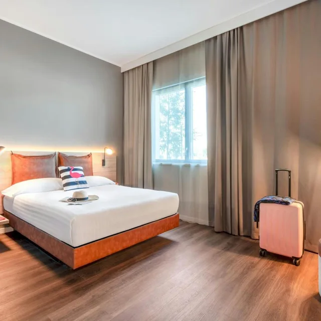 Moxy, King Bed, Queen Bed, Large, Accessible، Moxy Verona 2/3