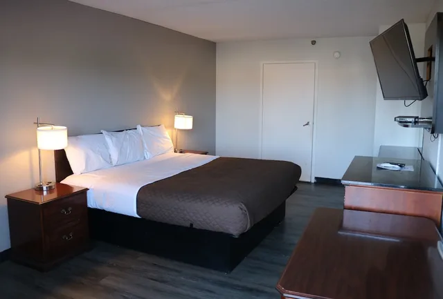 غرفة قياسية بسرير كينج للمدخنين، Rodeway Inn Brooklawn, NJ 2/5