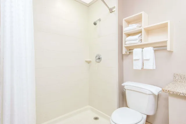غرفة قياسية بسرير كينج للمدخنين، Super 8 by Wyndham Wichita South 2/2