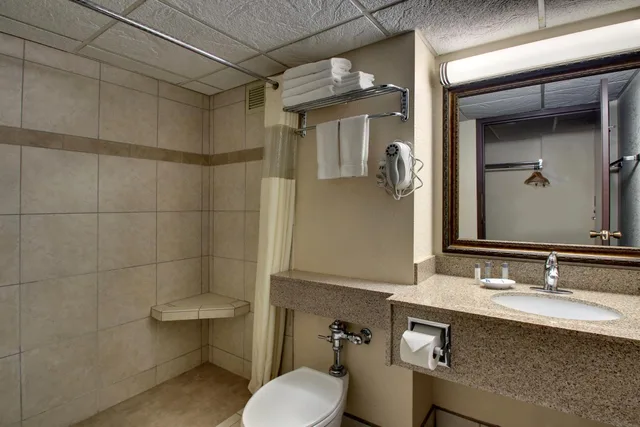 جناح بجاكوزي، Expressway Inn 3/6