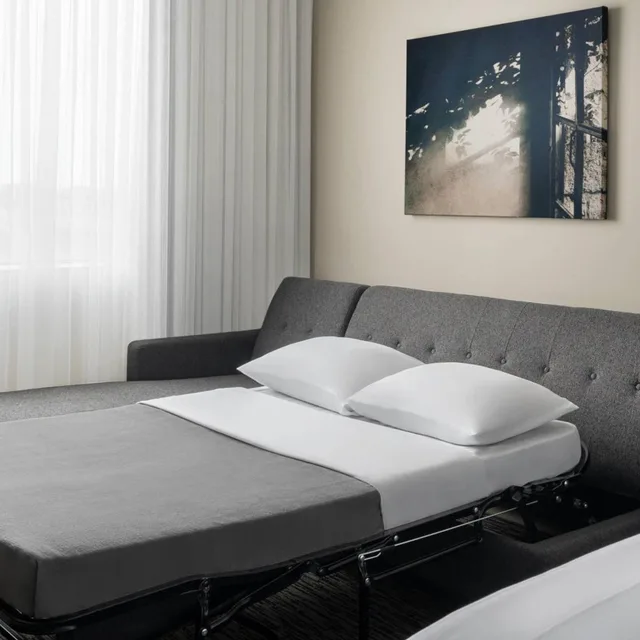 غرفة بسرير كينج مع أريكة مع دخول صالة النادي لذوي الإعاقة، Cleveland Marriott East 2/3