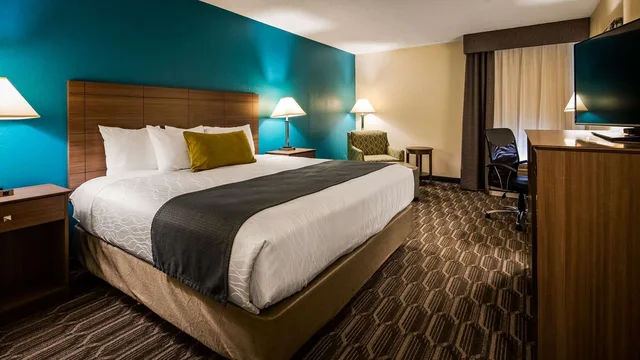 غرفة بسرير كينج لذوي الإعاقة، Best Western Plus Yadkin Valley Inn & Suites 1/2