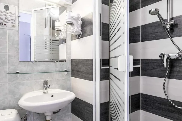 غرفة كلاسيكية ثلاثية بسرير مزدوج وسرير فردي، Comfort Hotel Alba Rouen 3/3