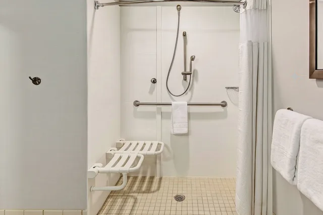 غرفة بسرير كينج مع أريكة لذوي الإعاقة، Courtyard by Marriott Troy 4/4