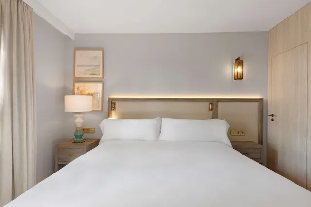 جناح بشرفة بإطلالة جزئية على البحر، Hilton Mallorca Galatzo 3/5