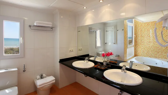 غرفة ثلاثية بسريرين مزدوجين، PLAYAS DE GUARDAMAR HOTEL 6/7