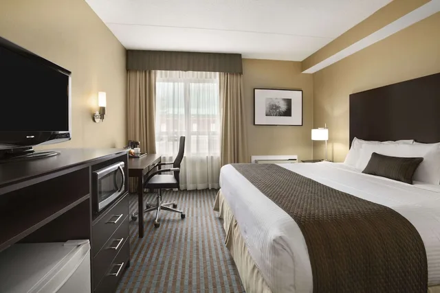 Room, King Bed, Days Inn by Wyndham Stouffville 1/3