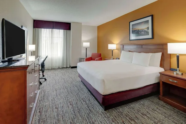 غرفة بسرير كينج بجاكوزي في طابق مرتفع، Drury Inn & Suites Charlotte Northlake 1/5