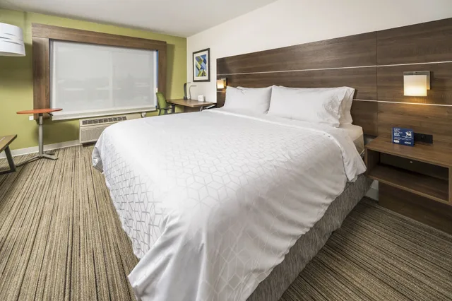 Standard, King Bed, Living Area, Holiday Inn Express Indianapolis South 7/10