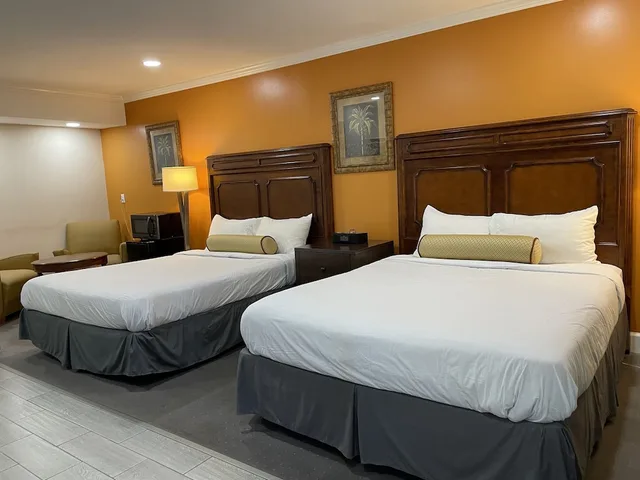 غرفة بسريرين كوين لذوي الإعاقة، Howard Johnson by Wyndham Ridgecrest, CA 1/10